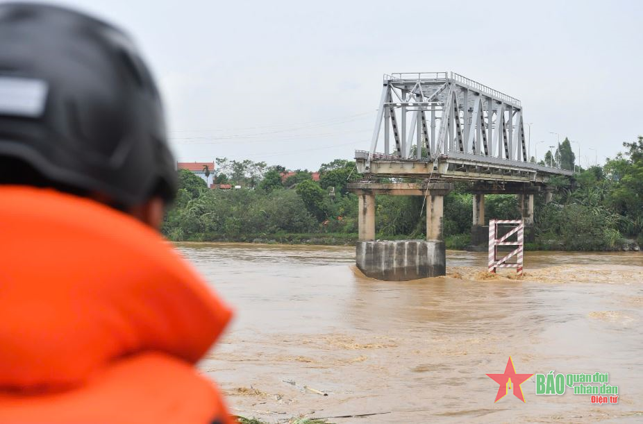 Sở chỉ huy tiền phương và đường dây nóng vụ sập cầu Phong Châu